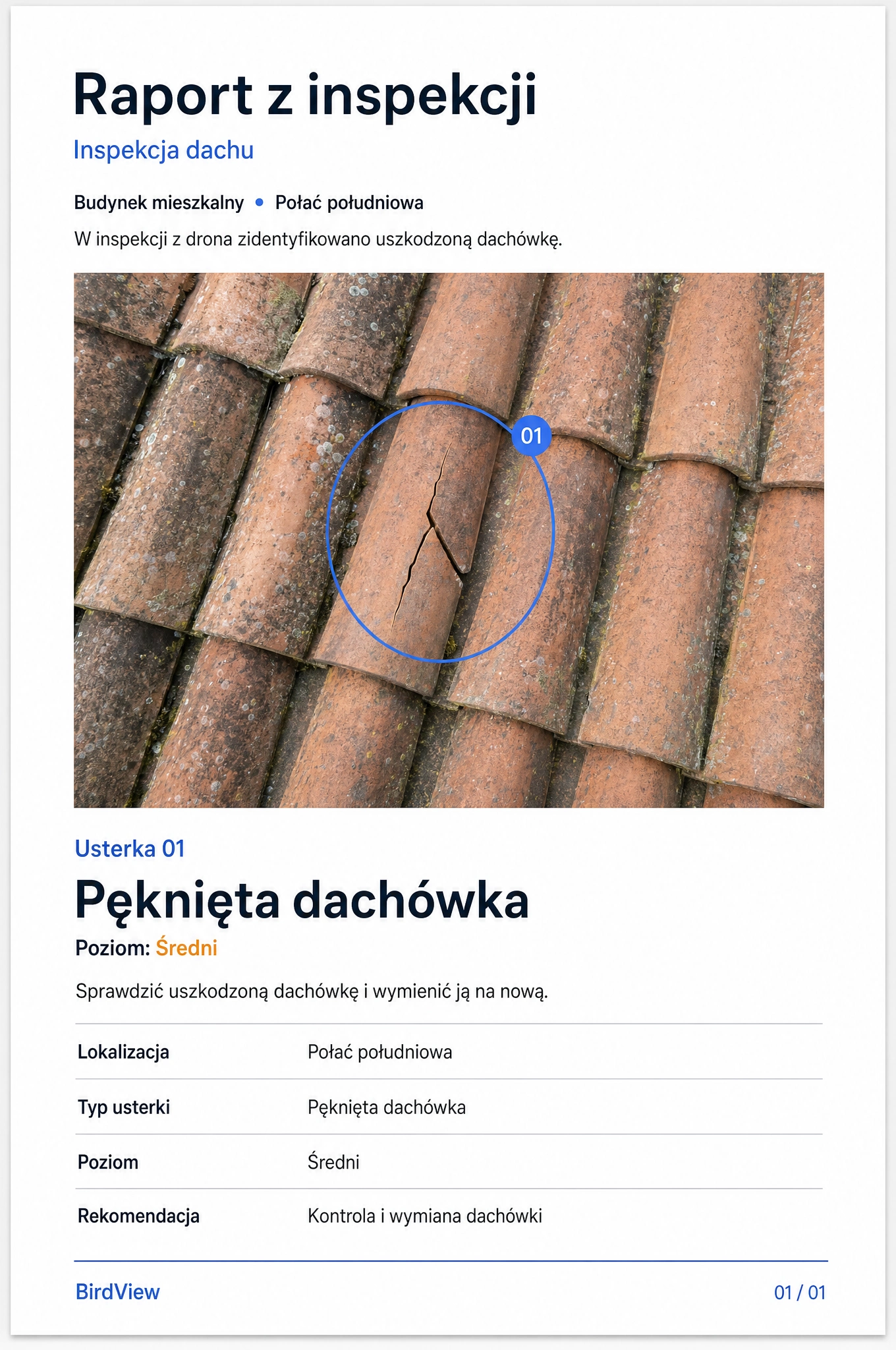 Przykładowy raport BirdView z inspekcji dachu: zdjęcie z oznaczoną pękniętą dachówką, opis usterki i rekomendacja jej wymiany.